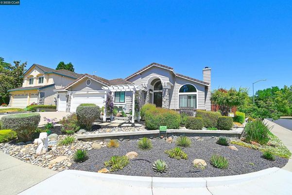 Attached, Exterior, Facade, Mediterranean