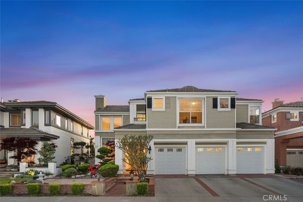 Attached, Exterior, Facade, Mediterranean