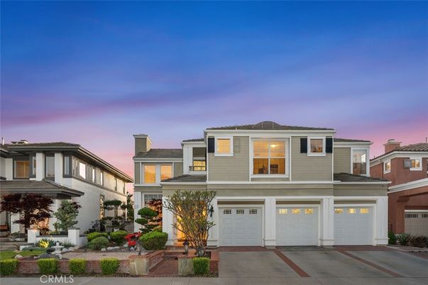 Attached, Exterior, Facade, Mediterranean
