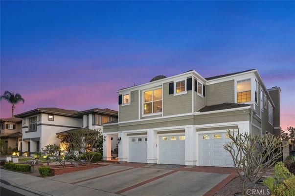 Attached, Exterior, Facade, Modern
