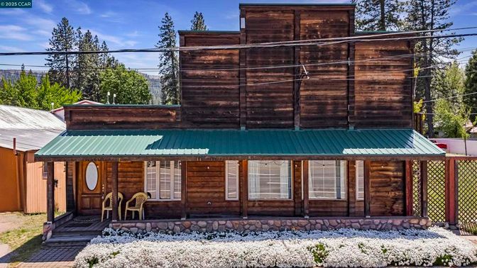 Exterior, Facade, Log Home