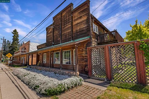 Exterior, Facade, Log Home