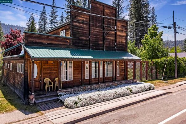 Exterior, Facade, Log Home