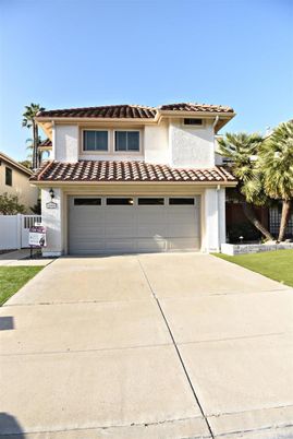 Attached, Exterior, Facade, Mediterranean