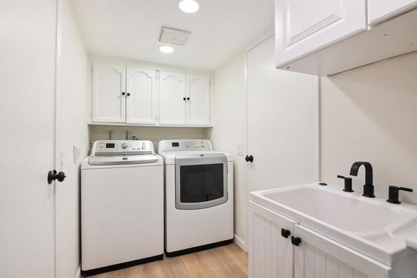 Interior, Recessed Lighting, Washer, Wood Texture Flooring