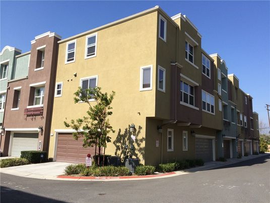 Attached, Exterior, Facade, Rowhouse