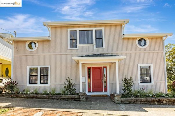 Exterior, Facade, American Foursquare