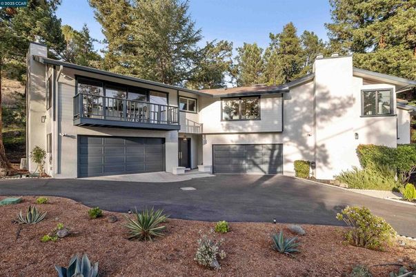 Attached, Exterior, Facade, Modern