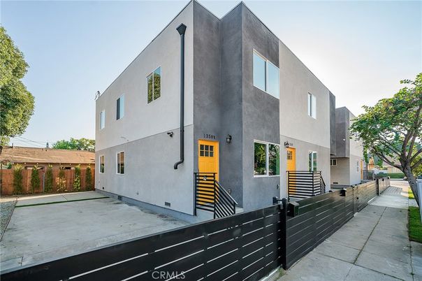 Exterior, Facade, Modern