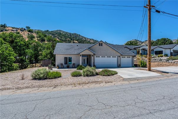 Attached, Exterior, Facade, Ranch