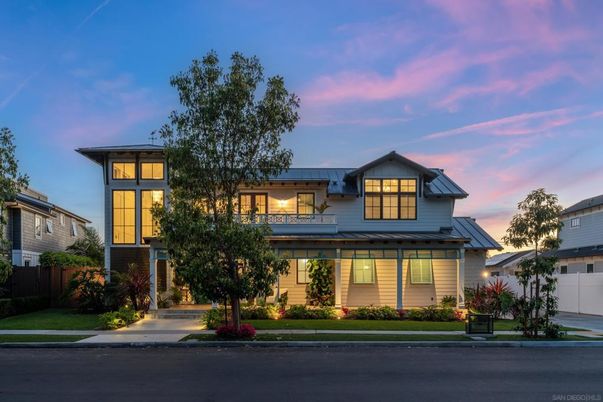 Exterior, Facade, Modern