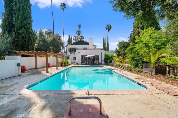 Exterior, Pool