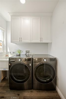 Interior, Washer, Wood Texture Flooring