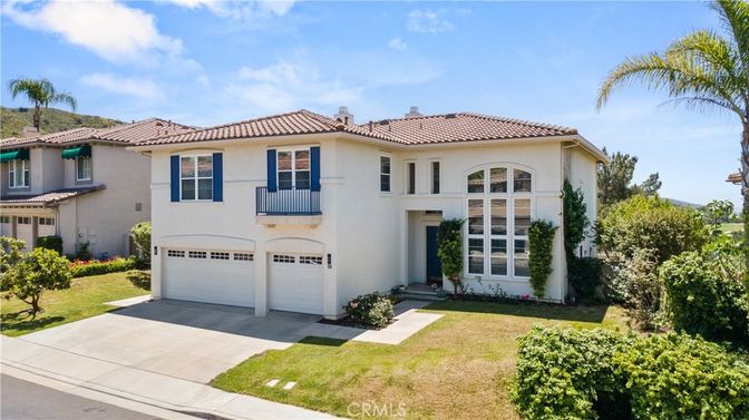 Attached, Exterior, Facade, Mediterranean