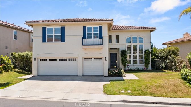 Attached, Exterior, Facade, Mediterranean