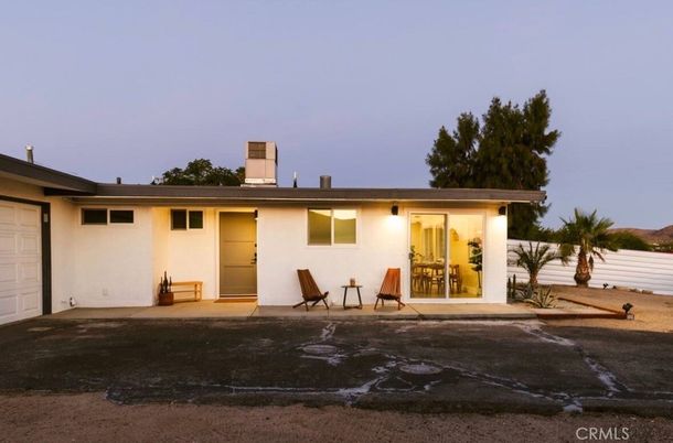Backyard, Exterior, Facade, Ranch