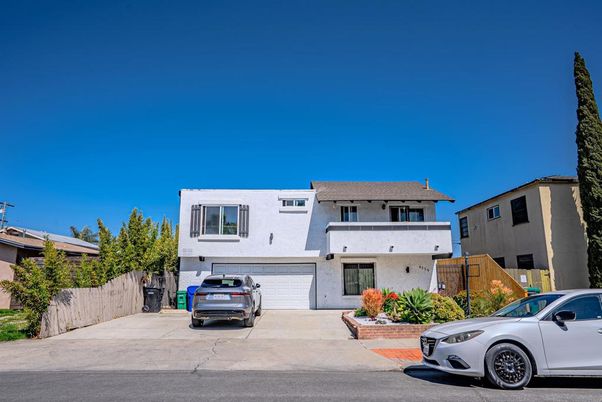 Attached, Exterior, Facade, Modern