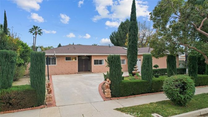 Backyard, Exterior, Facade, Ranch