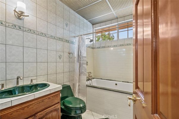 Bathroom, Interior, Tile Countertops