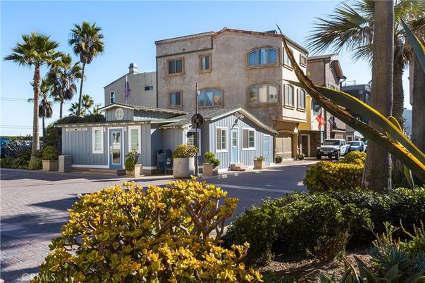 Exterior, Facade, Mediterranean