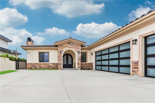 Attached, Exterior, Facade, Mediterranean