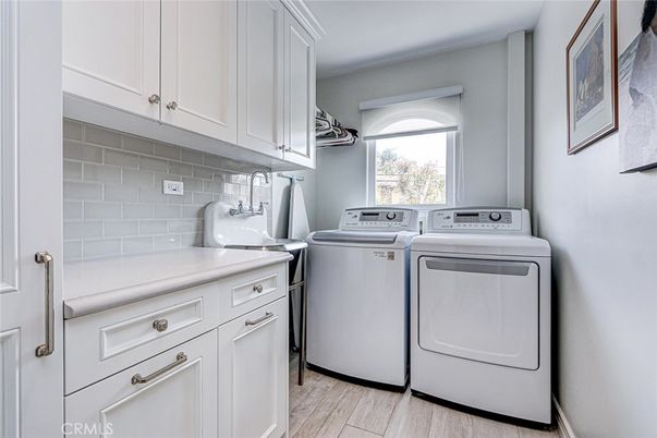 Interior, Washer, Wood Texture Flooring