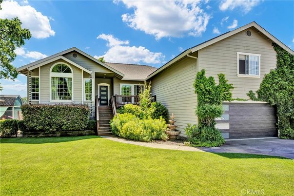 Attached, Exterior, Facade, American Craftsman