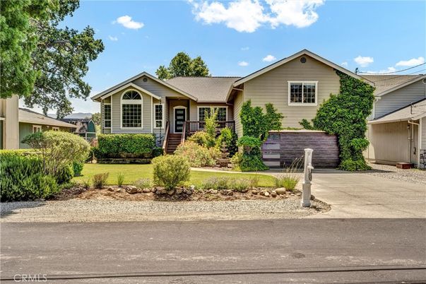 Exterior, Facade, Ranch