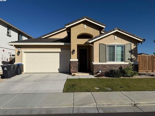 Attached, Exterior, Facade, American Craftsman