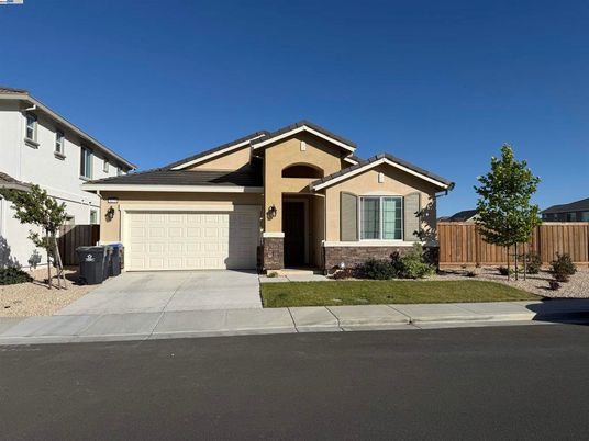 Attached, Exterior, Facade, American Craftsman