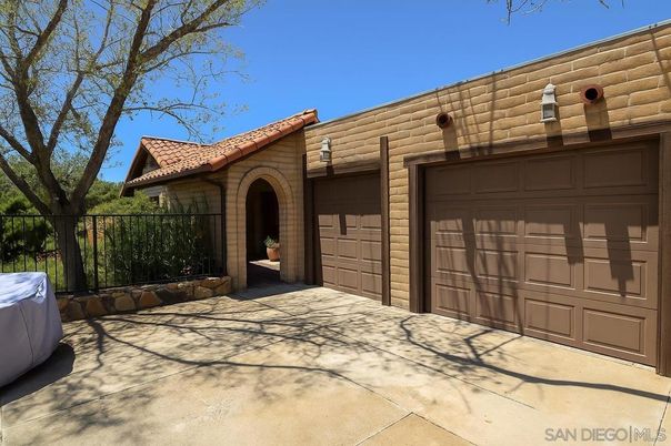 Detached Garage, Exterior