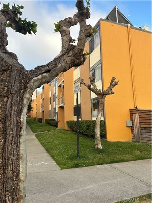 Exterior, Facade, Modern