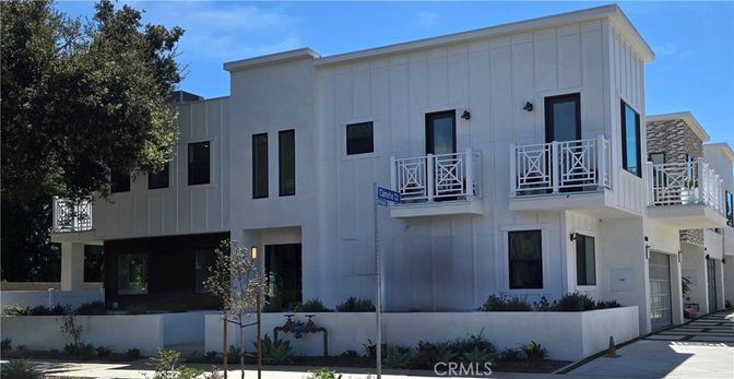 Attached, Exterior, Facade, Modern