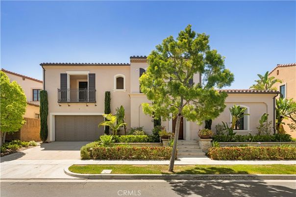 Attached, Exterior, Facade, Mediterranean