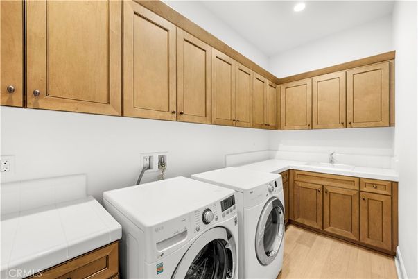 Interior, Recessed Lighting, Washer, Wood Texture Flooring