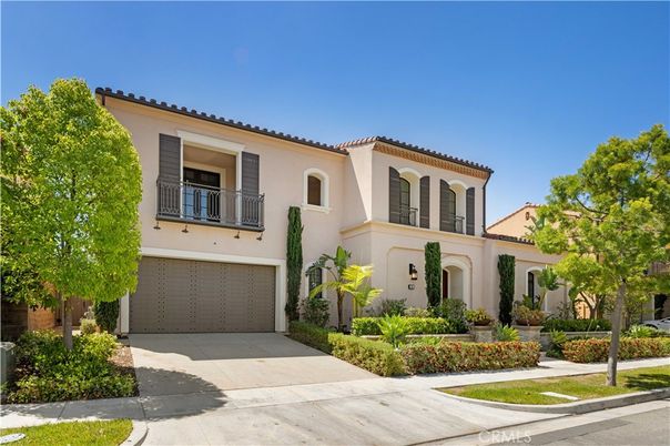 Attached, Exterior, Facade, Mediterranean