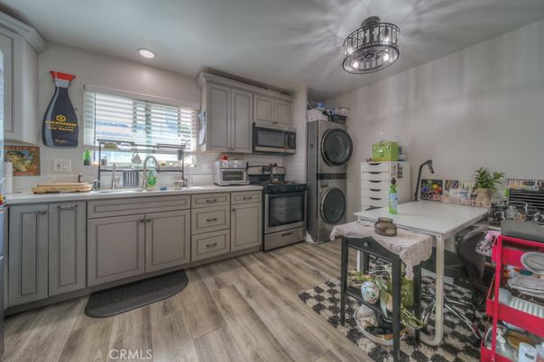 Interior, Kitchen, Recessed Lighting, Washer, Wood Texture Flooring