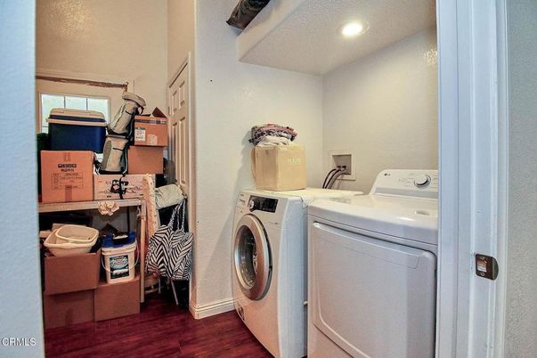 Interior, Recessed Lighting, Washer, Wood Texture Flooring