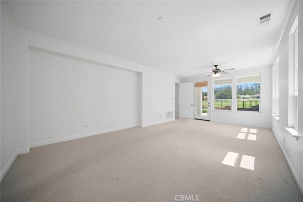 Empty room, Interior