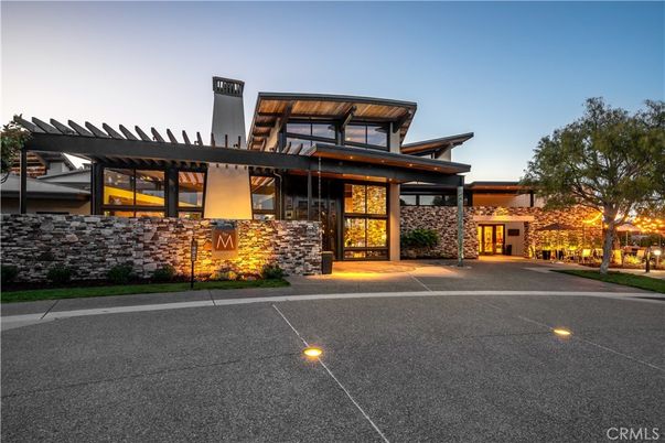 Exterior, Facade, Modern