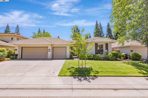 Attached, Exterior, Facade, Ranch