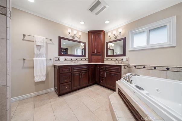 Bathroom, Dual Sink Vanities, Interior, Recessed Lighting