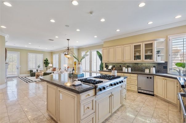 Dining room, Interior, Kitchen, Living room, Pendant Lights, Recessed Lighting, Stainless Steel Appliances