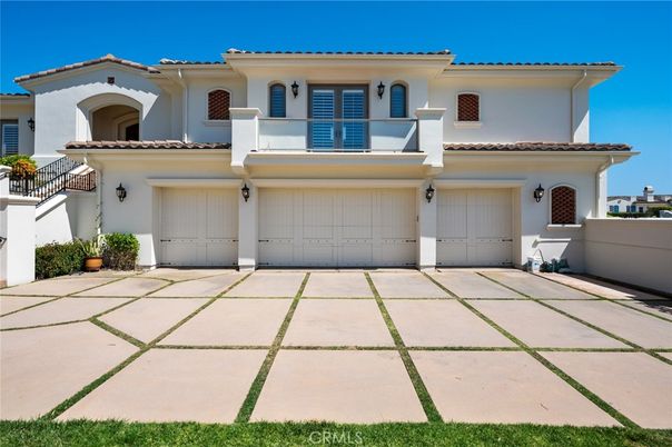 Attached, Exterior, Facade, Mediterranean