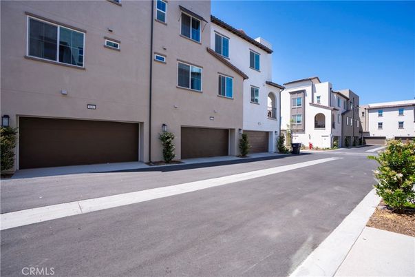 Attached, Exterior, Facade, Rowhouse