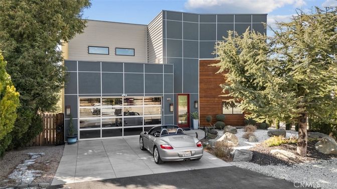 Exterior, Facade, Modern