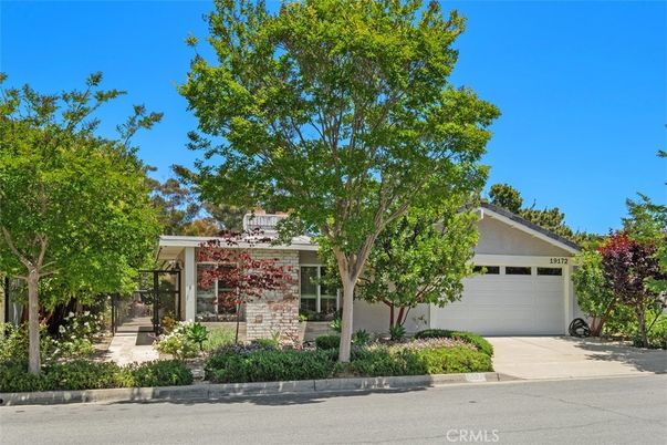 Attached, Exterior, Facade, Ranch