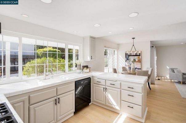 Chandelier, Dining room, Interior, Kitchen, Pendant Lights, Recessed Lighting, Tile Countertops, Wood Texture Flooring