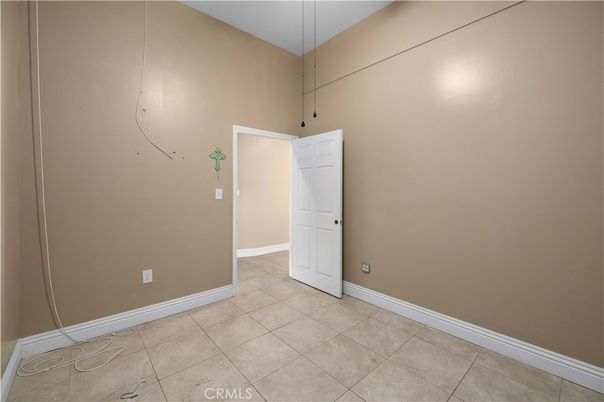 Empty room, Interior