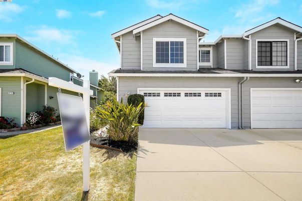 Attached, Exterior, Facade, American Craftsman